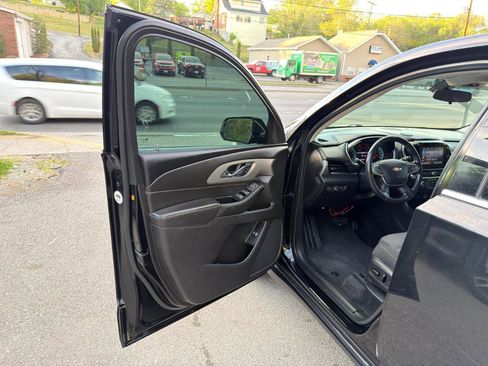 Used 2020 Chevrolet Traverse LT image 10