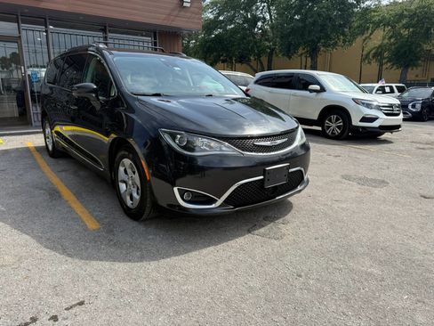 Used 2017 Chrysler Pacifica Touring-L Plus w/ Advanced Safetytec Group FWD image 2