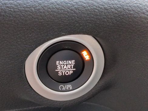 Used 2025 Chrysler Pacifica Select image 26