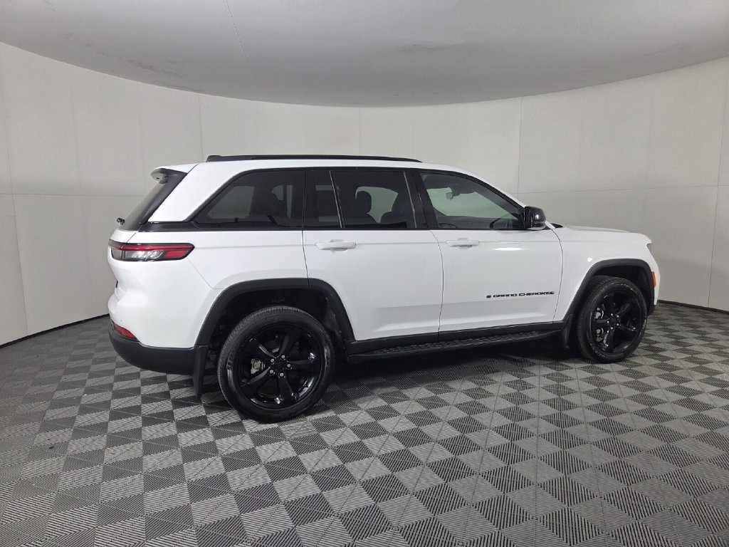 Used 2025 Jeep Grand Cherokee Altitude AWD/4WD image 5