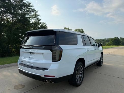 Used 2026 Chevrolet Suburban High Country AWD/4WD image 3