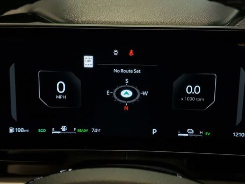 Used 2025 Kia Carnival SX w/ SX Dark Edition Package FWD image 18