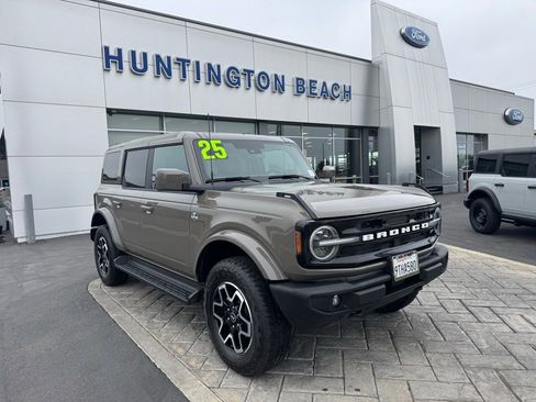 Used 2025 Ford Bronco Outer Banks AWD/4WD image 1