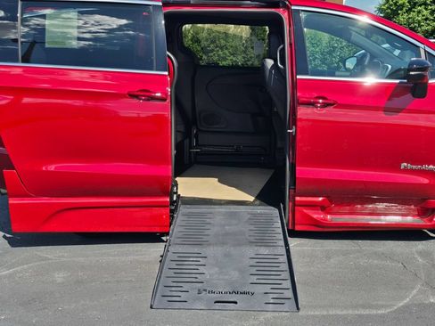 Used 2026 Chrysler Pacifica Select FWD image 14