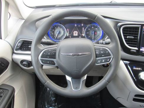 Used 2024 Chrysler Pacifica Touring-L image 39