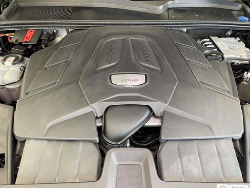 Used 2023 Porsche Cayenne Platinum Edition image 24