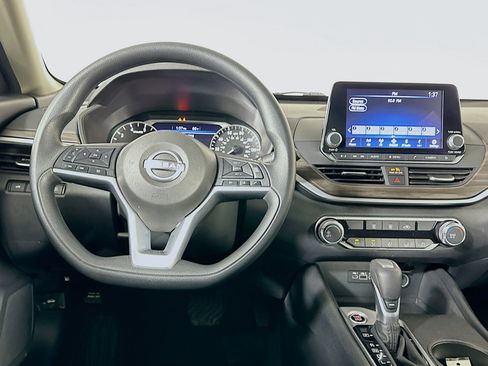 Used 2025 Nissan Altima 2.5 SV image 18