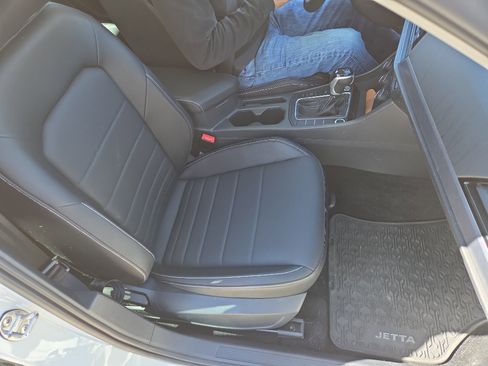 Used 2023 Volkswagen Jetta SE w/ Panoramic Sunroof Package image 11