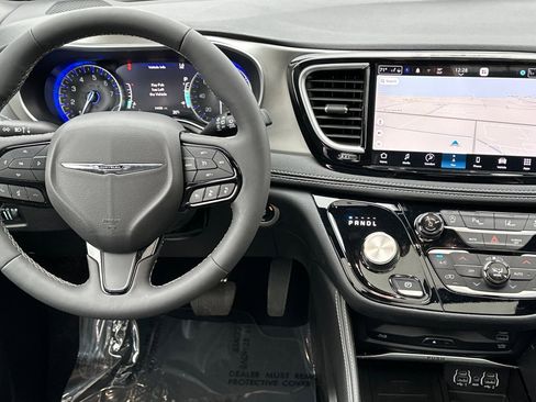 Used 2024 Chrysler Pacifica Limited w/ Uconnect Theater Family Group image 15
