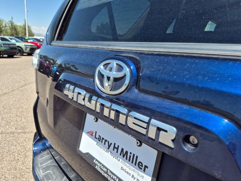 Used 2020 Toyota 4Runner SR5 AWD/4WD image 21