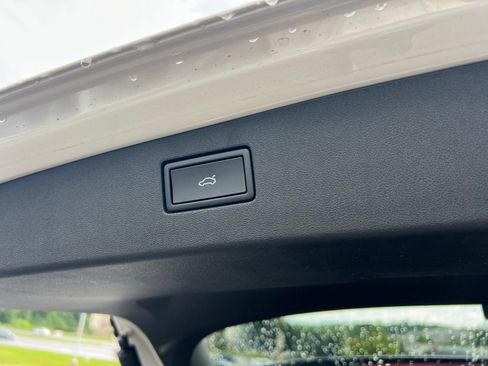 Certified 2025 Volkswagen Tiguan SE R-Line FWD image 33