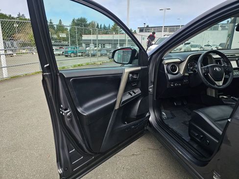 Used 2015 Toyota RAV4 Limited w/ Technology Package image 18