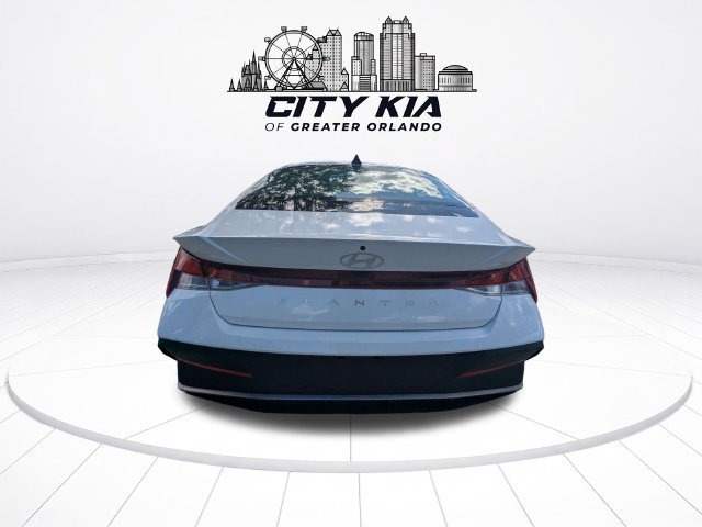 Used 2026 Hyundai Elantra SE FWD image 5