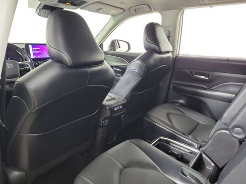 Used 2025 Toyota Grand Highlander AWD image 11