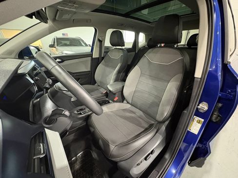 Used 2024 Volkswagen Taos SE w/ Panoramic Sunroof Package FWD image 9