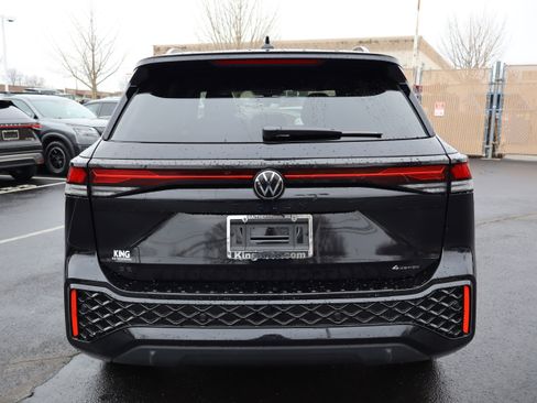 Certified 2025 Volkswagen Tiguan SE R-Line image 4