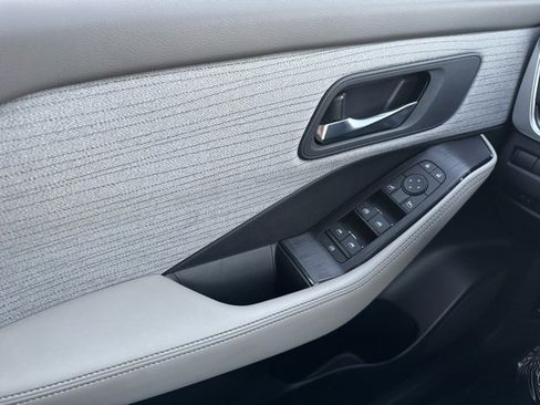 Used 2023 Nissan Rogue SV image 28