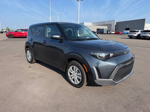 Used 2025 Kia Soul LX FWD image 3