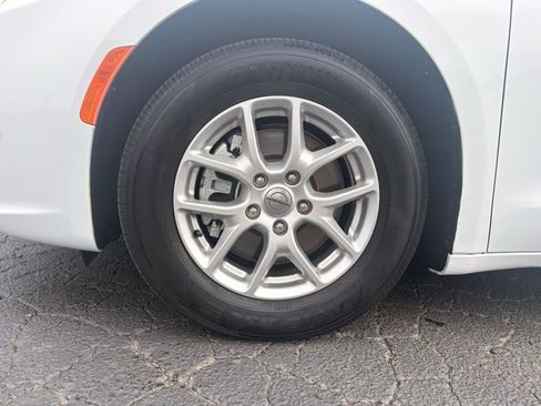 Used 2023 Chrysler Pacifica Touring-L image 9