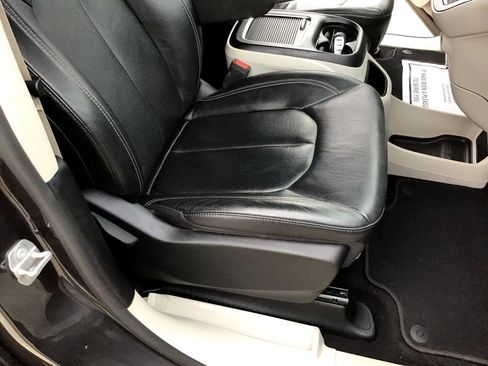 Used 2022 Chrysler Pacifica Touring-L image 37