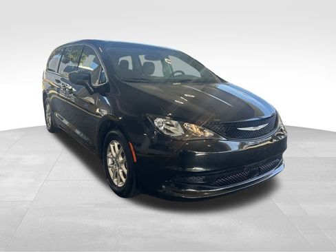 Used 2023 Chrysler Voyager LX image 2
