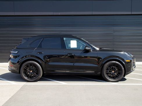 Certified 2026 Porsche Cayenne AWD/4WD image 8