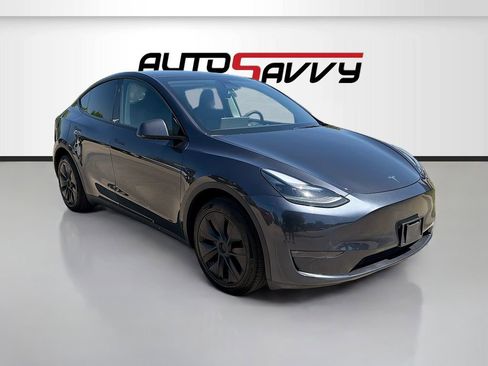 Used 2024 Tesla Model Y Long Range AWD/4WD image 1