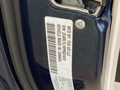 Used 2023 Chrysler Pacifica Touring-L image 30