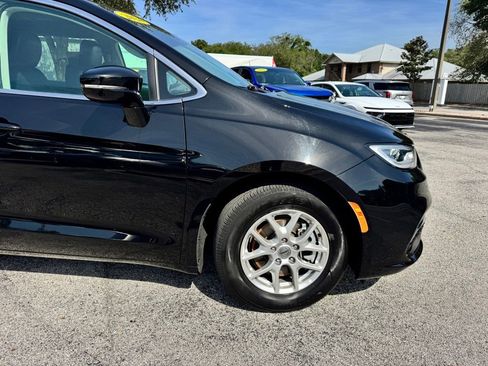 Used 2024 Chrysler Pacifica Touring-L FWD image 13