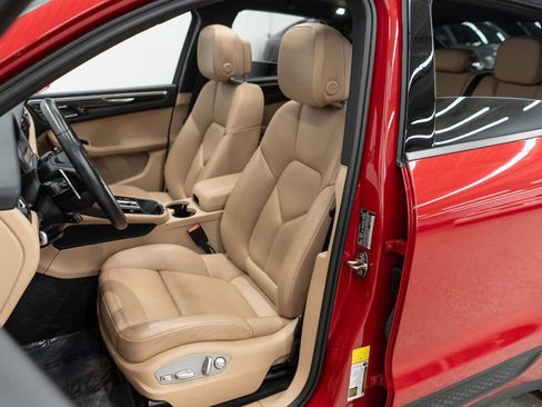 Used 2024 Porsche Macan w/ Premium Plus Package image 9