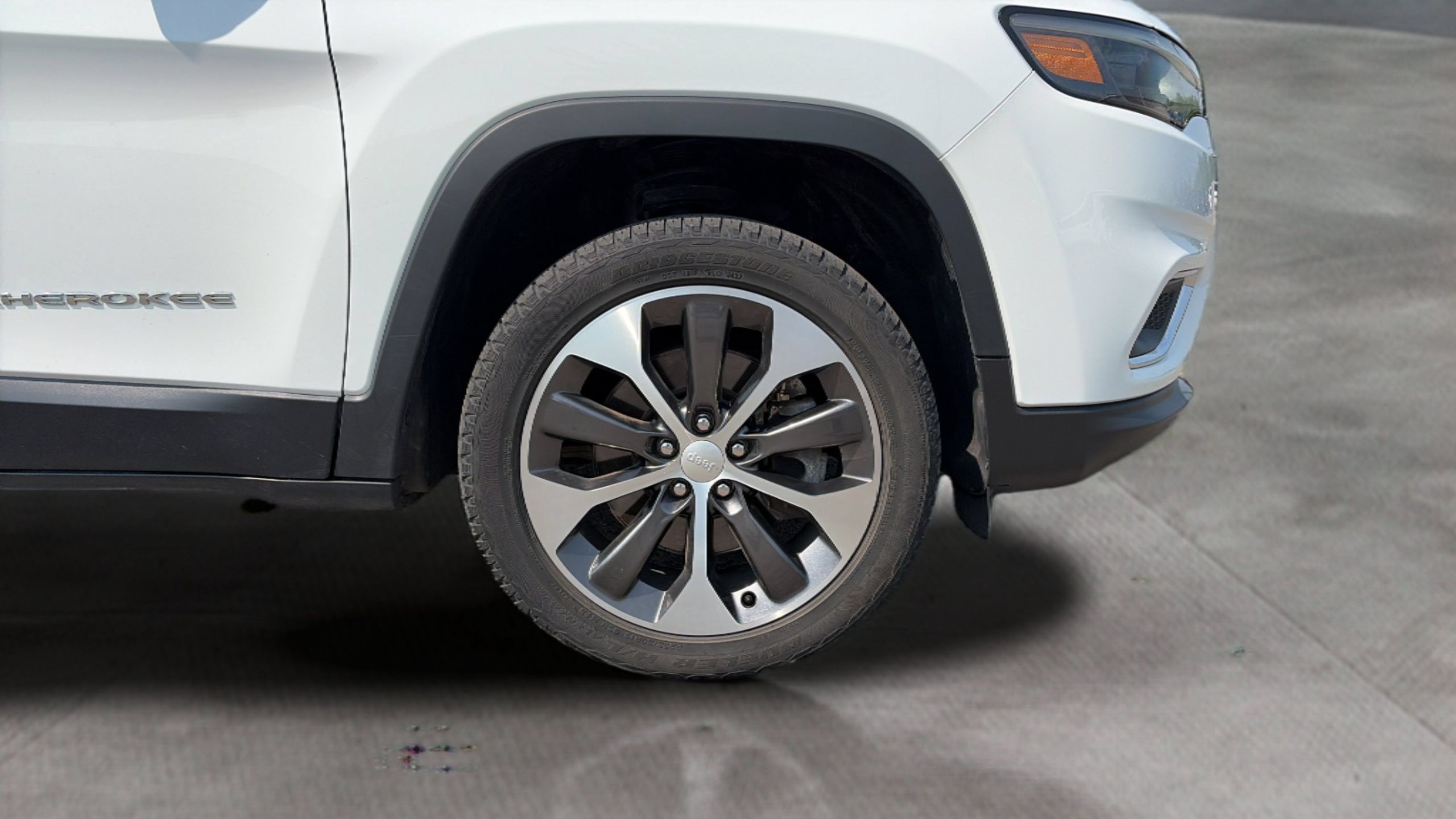 Used 2022 Jeep Cherokee Limited w/ Elite Package AWD/4WD image 29