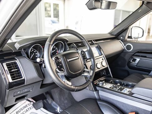 Used 2020 Land Rover Discovery SE image 19