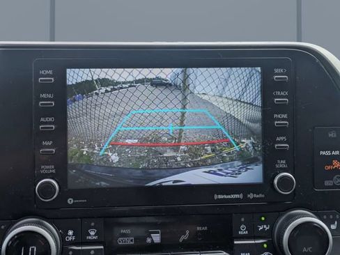 Used 2020 Toyota Highlander XLE FWD image 23