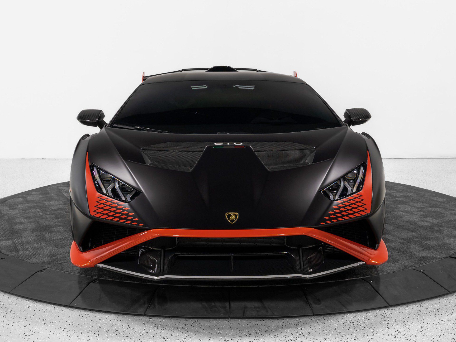 Used 2024 Lamborghini Huracan STO RWD image 13