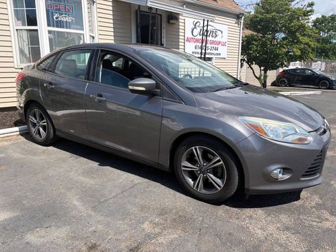 Used 2014 Ford Focus SE w/ SE Sport Package FWD image 6