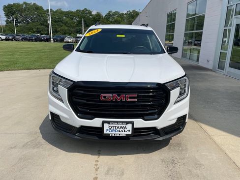Used 2024 GMC Terrain SLE w/ Elevation Edition FWD image 3