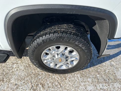 Used 2024 Chevrolet Silverado 2500 LT w/ Convenience Package image 10