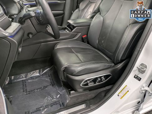 Used 2022 Jeep Grand Cherokee Overland w/ Luxury Tech Group IV AWD/4WD image 11