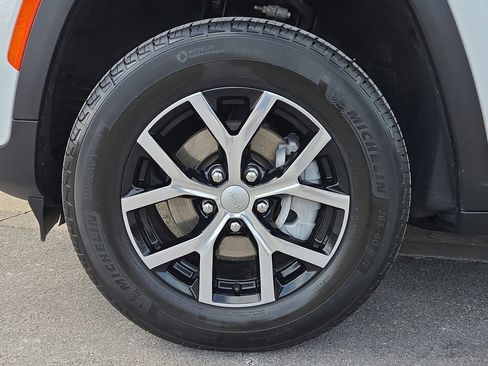 Used 2025 Jeep Grand Cherokee Limited image 24