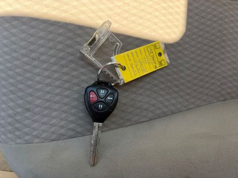Used 2010 Toyota Camry LE FWD image 27