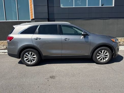 Used 2017 Kia Sorento AWD w/ LX Convenience Package image 2