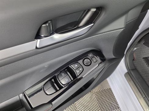 Used 2025 Nissan Altima 2.5 SR w/ SR Premium Package image 39