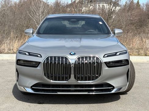 Used 2025 BMW i7 xDrive60 w/ Premium Package image 2