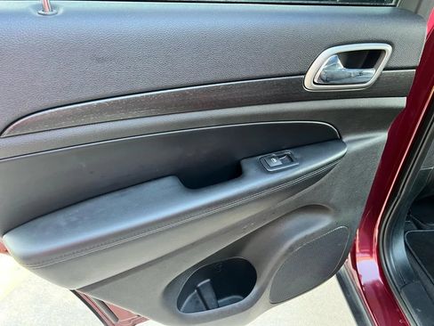 Used 2018 Jeep Grand Cherokee Laredo RWD image 25