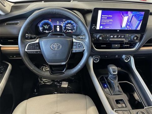 Used 2024 Toyota Grand Highlander AWD image 4