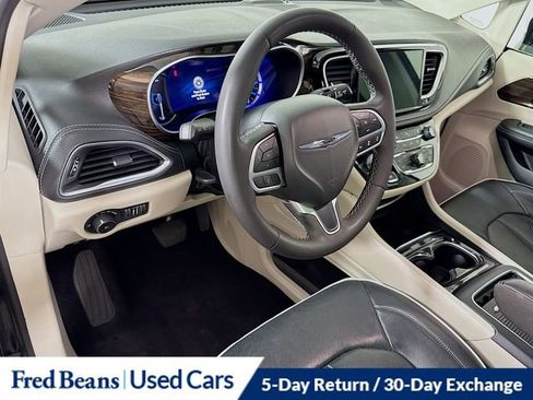 Used 2023 Chrysler Pacifica Limited image 11