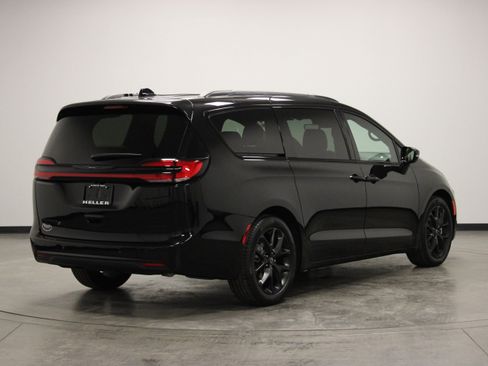 Used 2026 Chrysler Pacifica Limited w/ S Appearance Package FWD image 8