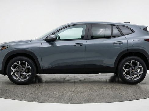 Used 2025 Chevrolet Trax LT w/ LT Convenience Package FWD image 5