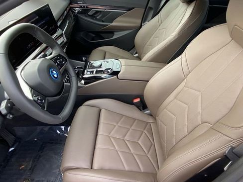 Used 2025 BMW i5 eDrive40i w/ Premium Package RWD image 19