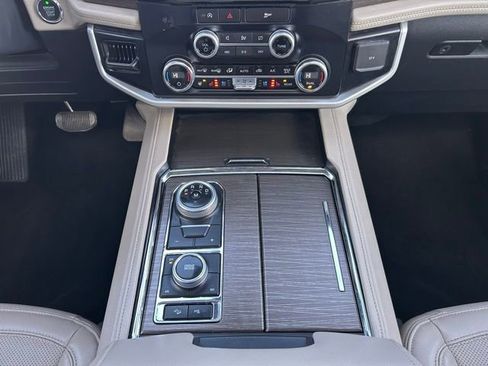 Used 2024 Ford Expedition Limited image 19